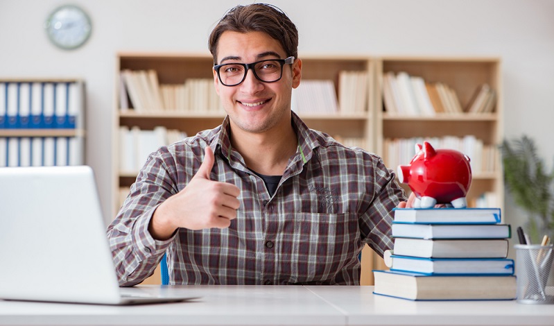 Einige Banken vergeben beispielsweise gerne Kredite an geringfügig beschäftigte Studenten. Hier kann man davon ausgehen, dass diese bald ein höheres Einkommen haben und es keine Schwierigkeiten bei der Rückzahlung des Kredits gibt. (#03)