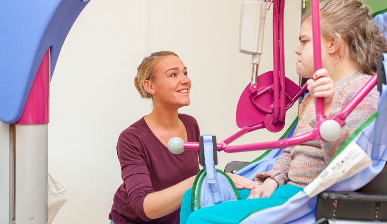 Falls man also als Berufsanfänger über Erfahrungen verfügt, die einem während der Ausbildung zugute kommen könnten, dann sollte man diese erwähnen. Das könnte zum Beispiel die Information sein, dass man als Klassensprecher fungiert hat, sich ehrenamtlich engagiert oder neben der Schule gejobbt hat. (#04)