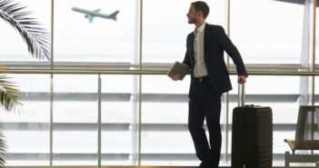 Im Dienst oder privat unterwegs? Reisekosten und ihre Abrechnung (Foto: AdobeStock - 328478782 Robert Kneschke)