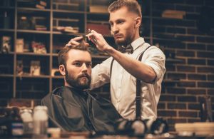 Die Ausbildung zum Friseur erfordert viel Durchhaltevermögen. Das vermittelte Fachwissen ist umfangreich. Es geht von Schnittführung bis zum Föhnen. (#4)