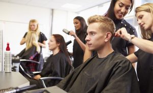 Als Voraussetzung sollte man für die Ausbildung zum Friseur mindestens einen Hauptschulabschluss, besser noch einen Realschulabschluss (mittlere Reife) mitbringen. (#2)