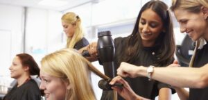 Friseur-Ausbildung: Berufsbild, Gehalt & Voraussetzungen
