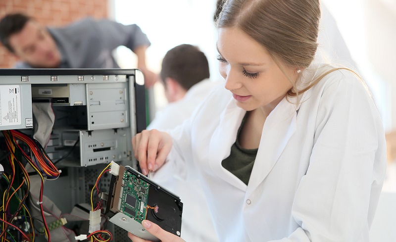 Ganz klassisch steht an erster Stelle natürlich die Informatik. Hier geht es um beinahe alles rund um Computertechnik. Das reicht vom Erlernen von Programmiersprachen bis hin zu Grundlagen über Betriebssysteme und das Internet. (#05)