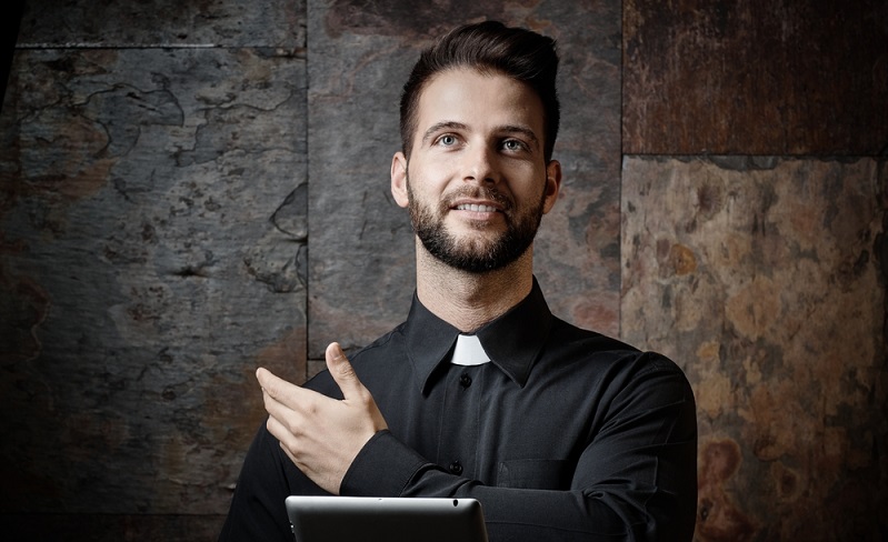 Wer beispielsweise Priester werden möchte, studiert Religionswissenschaften und setzt sich mit aktuellen Geschehnissen und der Geschichte auseinander. (#02)