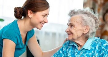 Pflegefachkraft: Mehr als nur Altenhelfer - Das bietet der Beruf