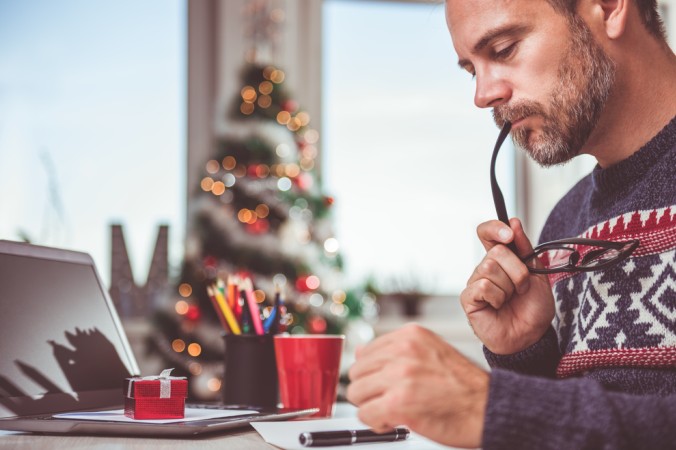 Beginnen Sie frühzeitig damit, die passenden und individuellen Formulierungen für die Weihnachtsgrüße zu finden. Ein paar Tipps, Sprüche und Bespiele finden Sie hier im Artikel. (#3)