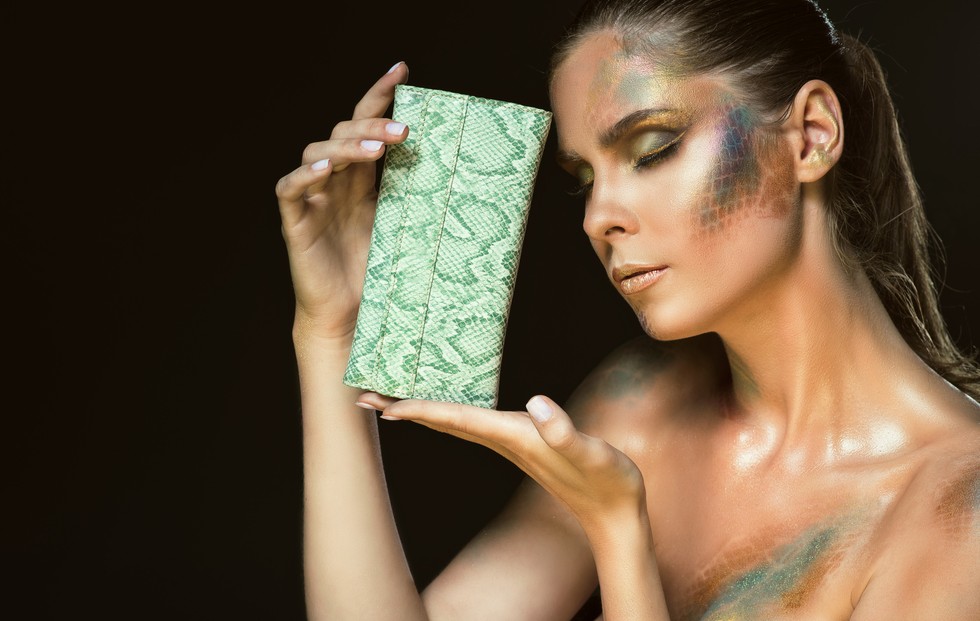 Hier ist sie, die smaragdgrüne Handtasche, von der Hans in seineer E-Mail spricht. Wir wissen natürlich nicht, wie Hans auf das weisse Paillettenkleid kommt... Kennt er Bianca Wullenweber etwa? (Foto: shutterstock - Olga Brik, #2)