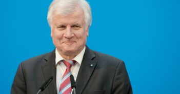 Horst E-Mail: Seehofer, Lichter oder ABS? ( Foto: Shutterstock-_photocosmos1 )