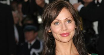 Wie buche ich Natalie: E-Mail an die Agentin schicken! ( Foto: Shutterstock- _Denis Makarenko)