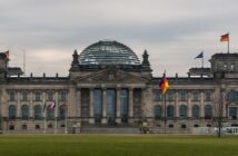 Bundestagsabgeordneter Gehalt: Wie viel verdient ein Abgeordneter im Bundestag? ( Foto: Shutterstock-monigraphie )