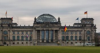 Bundestagsabgeordneter Gehalt: Wie viel verdient ein Abgeordneter im Bundestag? ( Foto: Shutterstock-monigraphie )