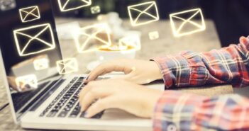 1 E-Mail verschicken: Tipps zu Netiquette und Anmeldung, damit Ihre E-Mail ihre volle Wirkung entfalten kann. (Foto: shutterstock - Who is Danny )