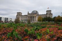 Diätenerhöhung Bundestag: So viel gibt es jedes Jahr mehr ( Foto: Shutterstock-David Tavartkiladze)