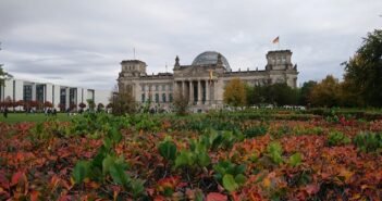 Diätenerhöhung Bundestag: So viel gibt es jedes Jahr mehr ( Foto: Shutterstock-David Tavartkiladze)