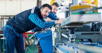 Zerspanungsmechaniker Ausbildung: Alles, was Dir zusteht, was Du damit erreichen kannst, wie die Ausbildung verläuft und die häufigsten Fragen und die besten Antworten dazu ( Foto: Shutterstock-romul 014 )