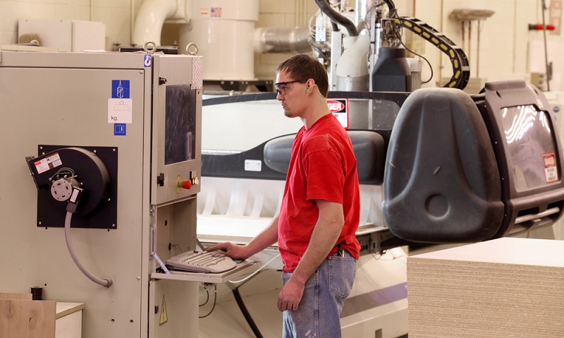 Nach der Zerspanungsmechaniker-Ausbildung werden die Gesellen in Maschinenbauunternehmen sowie in der Zerspanungstechnik und im Fahrzeugbau tätig. ( Foto: Shutterstock-B Brown)