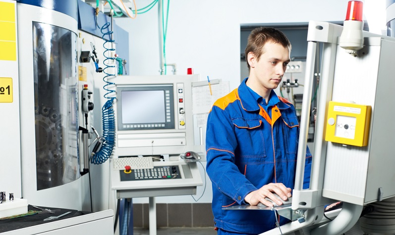 Das Berufsbild des Zerspanungsmechanikers erfordert eine entsprechende Ausbildung, die in einem anerkannten Ausbildungsbetrieb durchgeführt wird.   ( Foto: Shutterstock- _ Dmitry Kalinovsky )