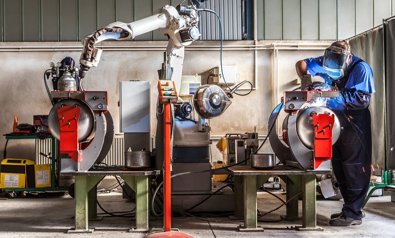 Industriemechaniker sind Alleskönner der Branche, sie schweißen und bohren zusätzlich zu den schon erwähnten Tätigkeiten.  ( Foto: Shutterstock-BigBlueStudio)