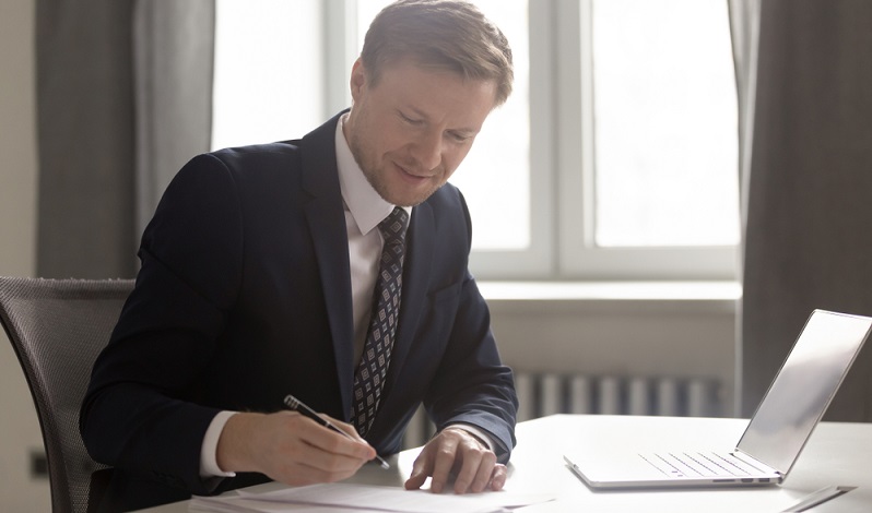 Das Finanzamt geht davon aus, dass der Unternehmer die Angaben seines Kunden selbst überprüft hat und es somit klar ist, dass es sich nicht um eine Scheinfirma handelt.  ( Foto: Shutterstock-  fizkes )