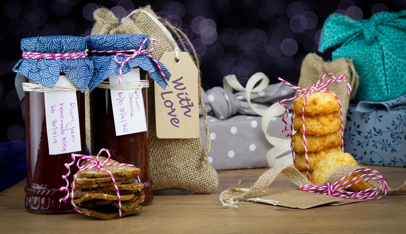 Fairtrade-Geschenke mit liebevoller Verpackung haben eine sehr persönliche Wirkung. ( Foto: Shutterstock- HollyHarry )