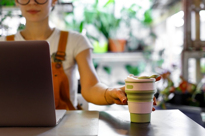 Für Kollegen, die viel Kaffee trinken ist der Mehrwegbecher das perfekte umweltfreundliche Geschenk (Foto: shutterstock / DimaBerlin)