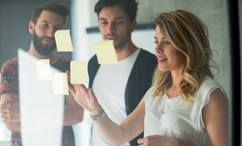 Wer ein Unternehmen gründen möchte, hat meist vorher schon eine Namensidee. Nun gilt es aber, diese auf ihre Tragfähigkeit hin zu überprüfen. ( Foto: Shutterstock-Stock Rocket)