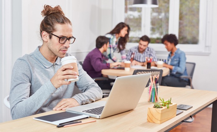 Die Ausbildung zum Informatiker ist vielseitig. Im Studium werden spannende Studiengänge angeboten: von Bioinformatik bis Navigation und Umweltrobotik finden nerdige Technikfreaks als Coder (zu Deutsch: Programmierer) ebenso ein Betätigungsfeld wie Kommunikationsgenies, die sich im Projektmanagement wohlfühlen und bei Scrum und Kanban punkten. (Foto: shutterstock - Robert Kneschke)