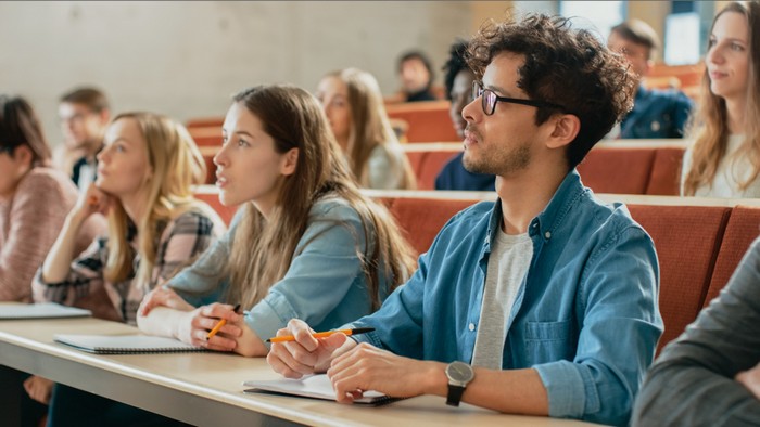 Welche Voraussetzungen muss ein Informatiker mitbringen? Das Studium ist keine Pflicht. Etwa acht Prozent aller Informatiker haben sogar keine Ausbildung in diesem Bereich durchlaufen und sind als Quereinsteiger erfolgreich. (Foto: shutterstock - Gorodenkoff)