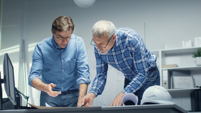 Schließen sich Partner zu einem Ingenieurbüro zusammen, kann eine Gesellschaft bürgerlichen Rechts gegründet werden. Mindestkapital ist nicht nötig, die Teilhaber haften sowohl mit dem Gesellschafts- als auch mit dem Privatvermögen.  ( Foto: Shutterstock-Gorodenkoff)