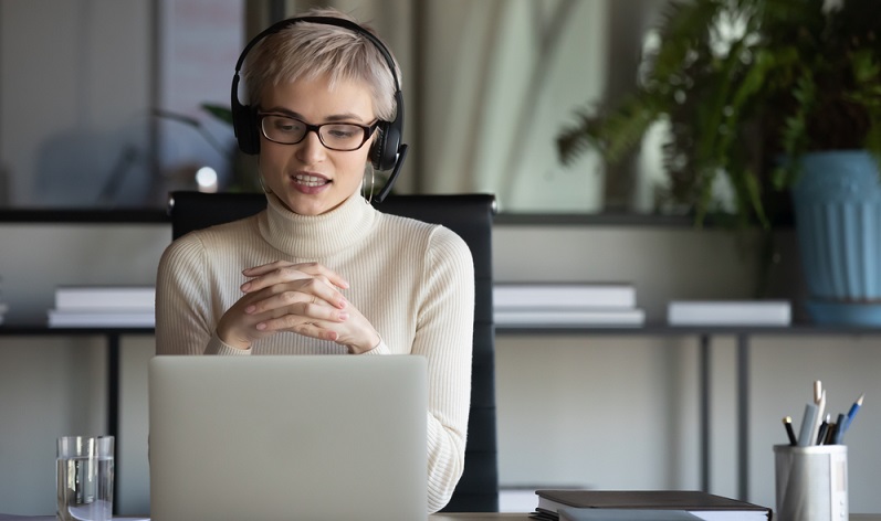 Bitte keine großen Muster oder gestreifte Kleidung tragen, das kann das Auge stören. Für das Onlinemeeting im Home Office gilt: Keine Joggingklamotten oder gar im Schlafanzug antreten! ( Foto: Shutterstock-fizkes)Bitte keine großen Muster oder gestreifte Kleidung tragen, das kann das Auge stören. Für das Onlinemeeting im Home Office gilt: Keine Joggingklamotten oder gar im Schlafanzug antreten! ( Foto: Shutterstock-fizkes)