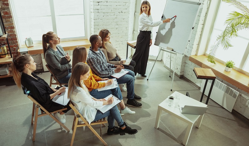 Auch das Angebot verschiedener Weiterbildungen sollte in der Probezeit besprochen werden. (Foto: Shutterstock-_Master1305 )