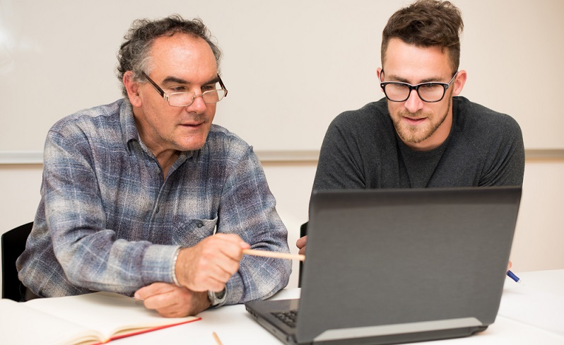 Zunächst sollte der Ablauf der Anfangszeit mit dem neuen Mitarbeiter besprochen werden. (Foto: Shutterstock-Samo Trebizan )