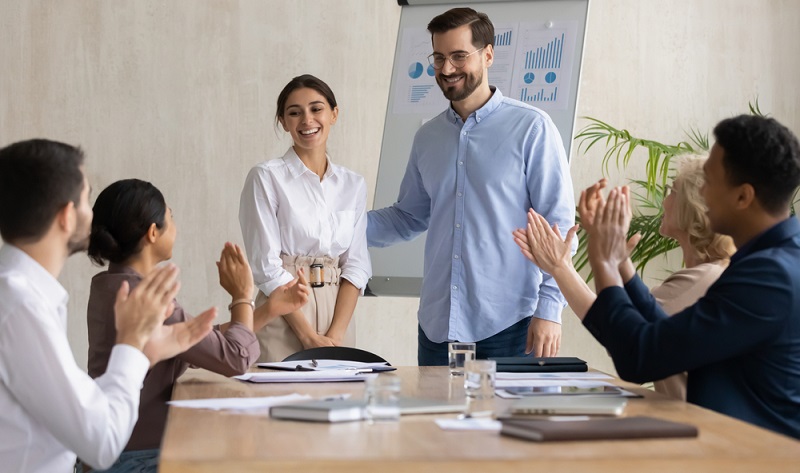 Onboarding ist ein Konzept aus dem Personalmanagement und umfasst die Zeit zwischen der Unterschrift des Arbeitsvertrages und dem Ende der Probezeit. (Foto: Shutterstock-fizkes)