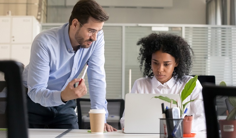 Unternehmensziele können ebenfalls in der ersten Arbeitswoche angesprochen werden. Hier bekommt der neue Mitarbeiter ein Gefühl für das Unternehmen und worauf es ankommt. (Foto: Shutterstock-fizkes)