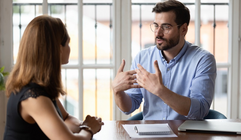 Der Mitarbeiter sollte konstant wissen, dass er jederzeit einen Ansprechpartner bei Fragen oder persönlichen Anliegen hat. (Foto: Shutterstock-fizkes)