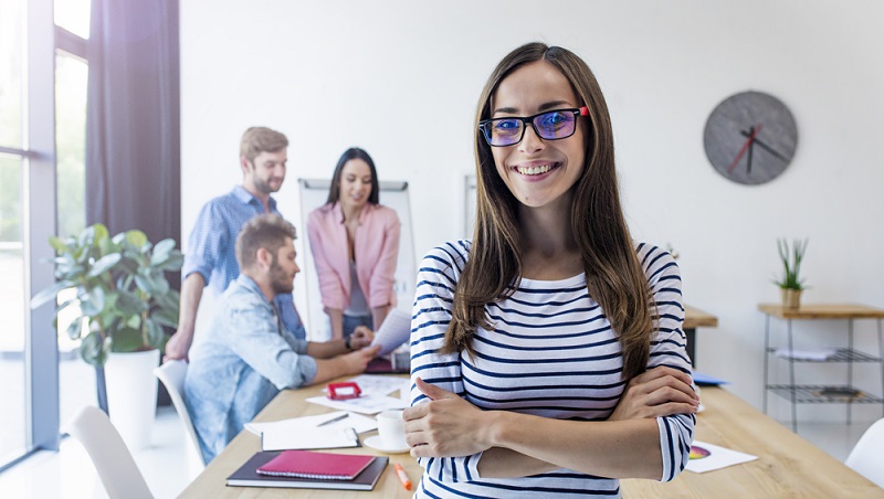 Kleinunternehmer beginnen ihr Business häufig im Alleingang, unterstützt von Familie oder Freunden. (Foto: Shutterstock-My Ocean Production )