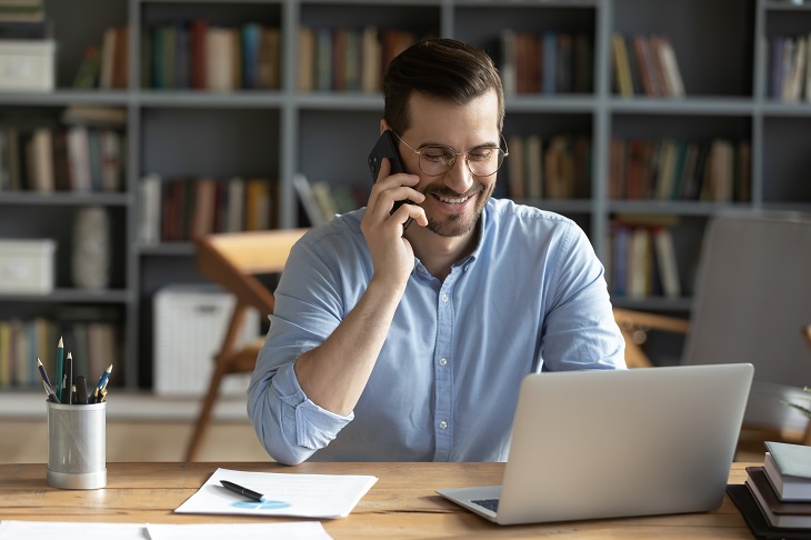 In Kontakt mit ehemaligen Mitarbeitern bleiben, schafft auch nach dem Arbeitsverhältnis Wertschätzung. (Foto: shutterstock.com / fizkes)