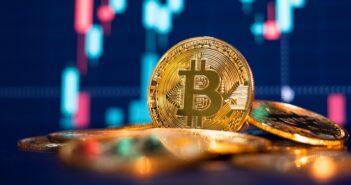 Bitcoin und Co.: Kryptowährungen werden immer bekannter - doch lohnt sich bereits eine Integration als Zahlungsmöglichkeit in den eigenen Online-Shop? ( shutterstock - tungtaechit)