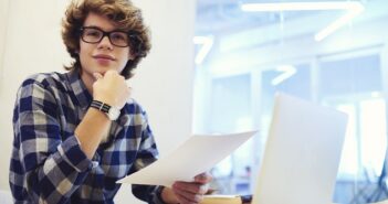 Bewerbung um einen Studienplatz: Ablauf, Fristen, Checklisten, Klage & 8 Voraussetzungen dafür ( Foto: Shutterstock-_GaudiLab )