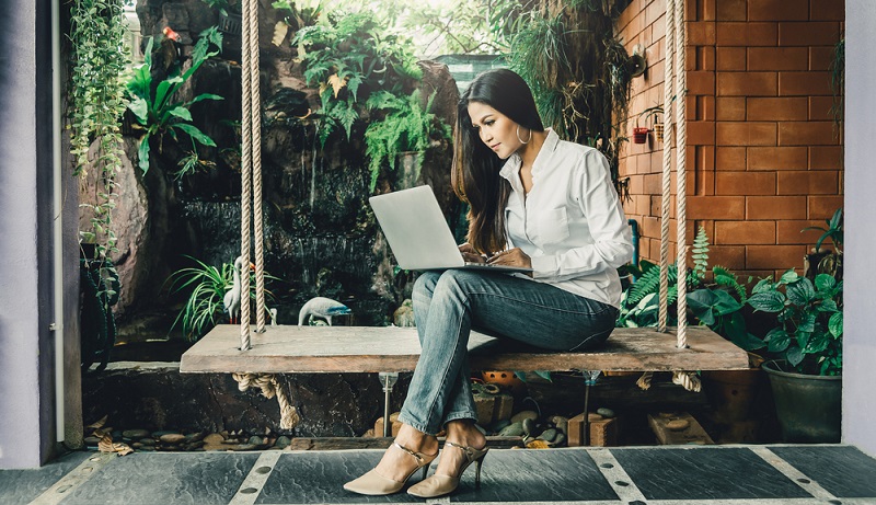 Blogger arbeiten in der schönsten Umgebung im eigenen Gartenhaus ( Foto: Shutterstock-Day2505 )