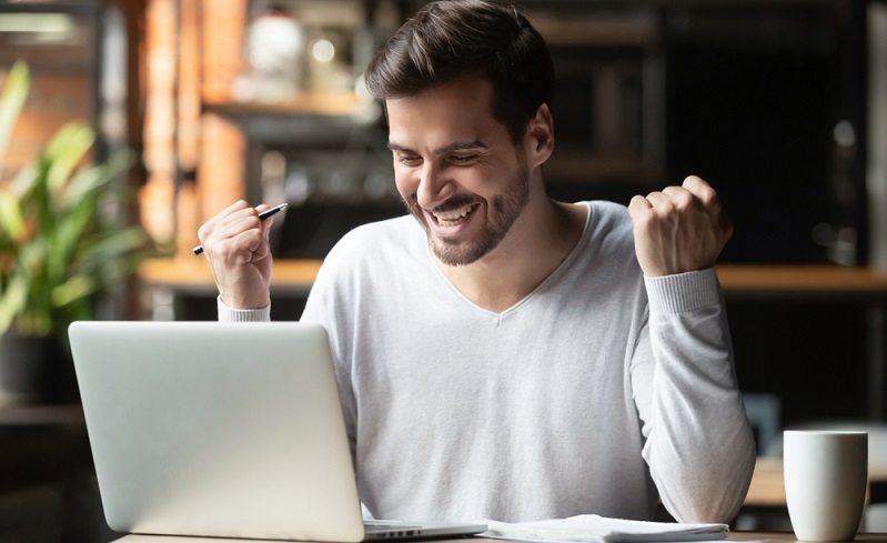 Mit einer Online Bewerbung kann man in kurzer Zeit viele Arbeitgeber erreichen ( Foto: Shutterstock-fizkes)