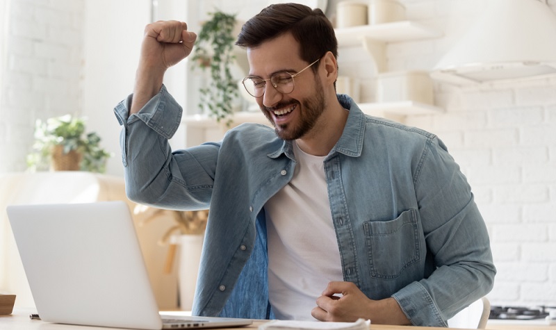 Bei Bewerbungen lauern nicht selten Fallen, die jede Bemühung und auch die besten Qualifikationen direkt zunichte machen können. (Foto: Shutterstock-fizkes)