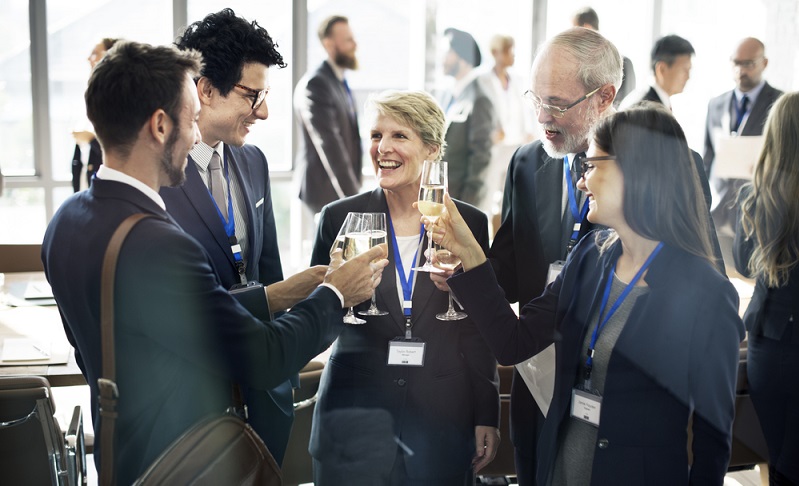  Auf Fachmessen und Workshops treffen sie auf Unternehmen mit ähnlicher Ausrichtung.  (Foto: Shutterstock- Rawpixel.com )