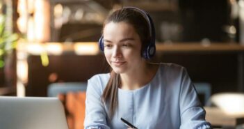 Fernstudium Pflegepädagogik: Kosten, Gehalt, Hochschulen, Voraussetzungen, Curriculum (Foto: shutterstock - fizkes)