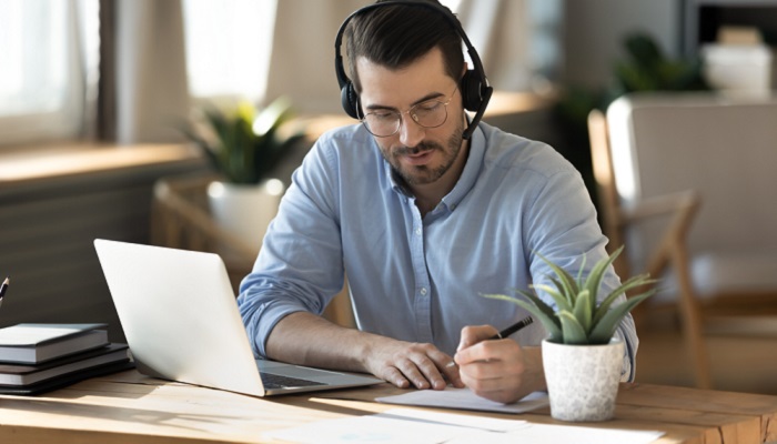 Wichtig ist nur, dass mit der Weiterbildung auch eine neue Aufgabe wartet, die täglich angegangen werden kann. Gleichzeitig gibt es damit ein Ziel, das anvisiert wird. (Foto: Shutterstock-fizkes)