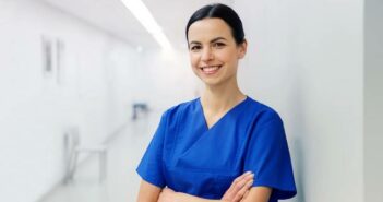 Examinierte Krankenschwester: Ausbildung, Gehalt, Förderung, Weiterbildung (Foto: shutterstock - Syda Productions)