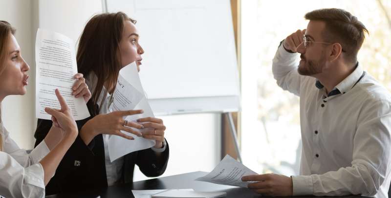 Wenn der Aufhebungsvertrag unterschrieben wird, besteht kein Anrecht auf Kündigungsschutz mehr. ( Foto: Shutterstock-fizkes )