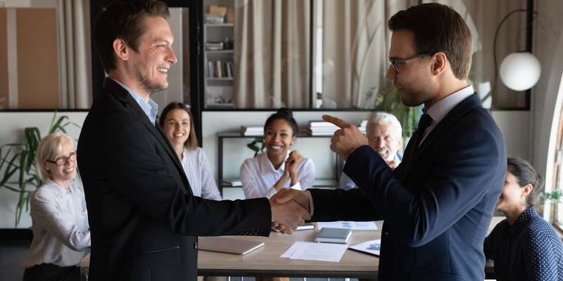 Wer mit seinem Angestellten zufrieden ist, möchte diesen verständlicherweise an das Unternehmen binden. ( Foto: Shutterstock-fizkes)