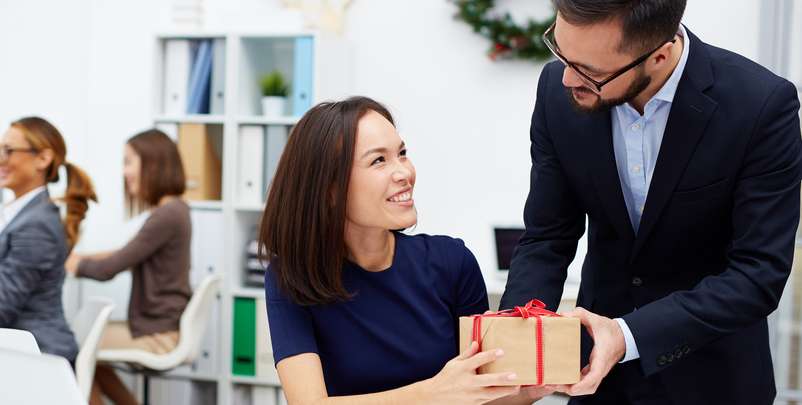 Kleine Geschenke erhalten die Freundschaft – und das gute Verhältnis zu den Angestellten. ( Foto: Shutterstock- Pressmaster)