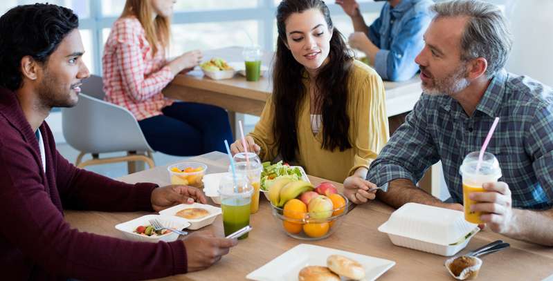 Viele Mitarbeiter gehen mittags in die Kantine oder in die Stadt und kaufen sich dort das Mittagessen. ( Foto: Shutterstock- wavebreakmedia)